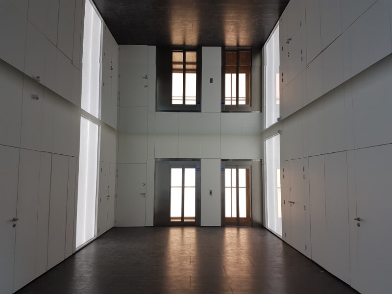 plafond miroir hall d'immeuble