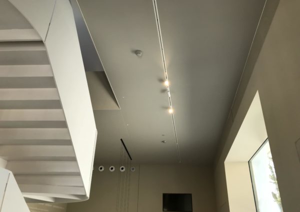 plafond tendu blanc avec détecteur incendie et spots