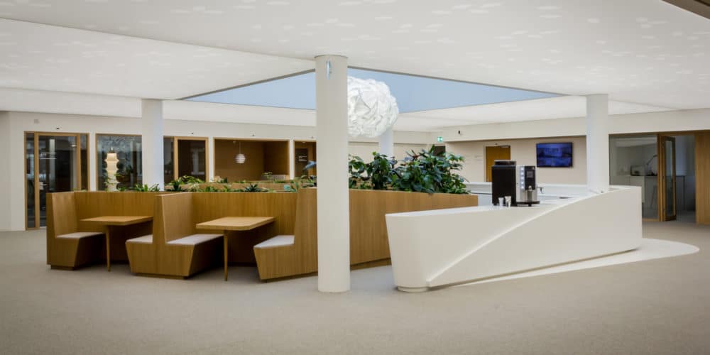 plafond tendu blanc lumineux décoratif hall d'accueil