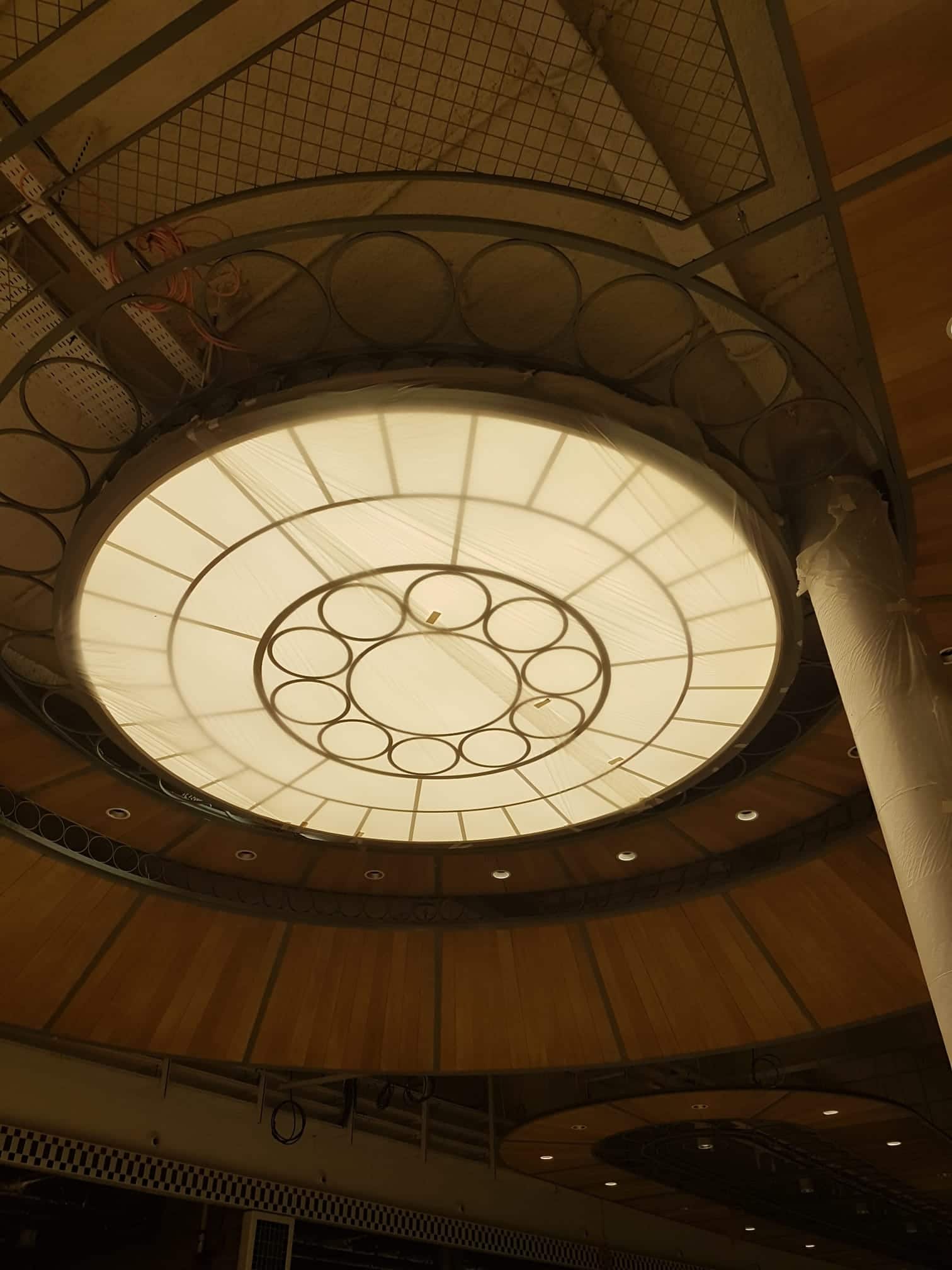 plafond décoratif lumineux en forme de cercle