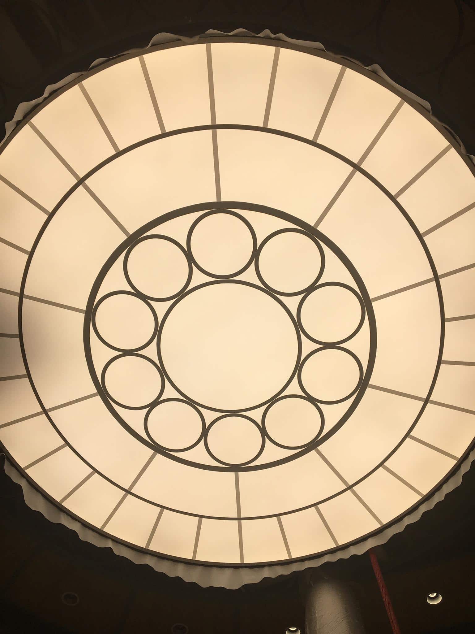 plafond tendu en cercle décoratif et lumineux