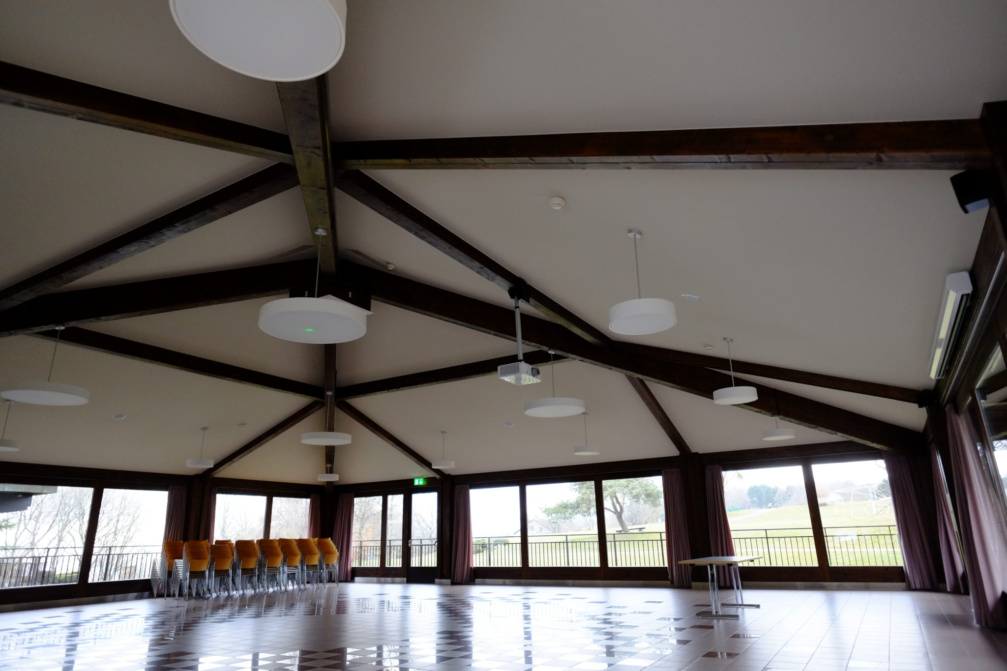 Bafles acoustiques au plafond d'une salle de réception