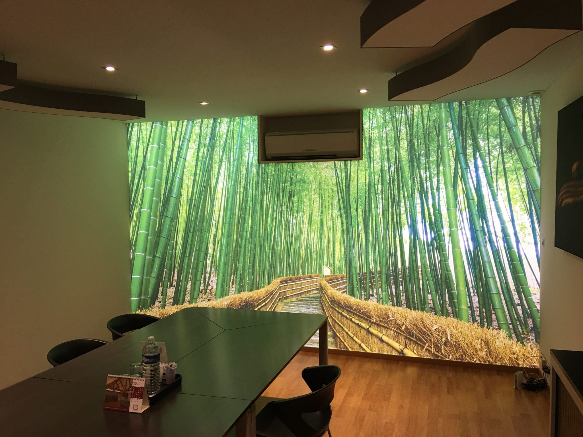 mur tendu imprimé bambou lumineux