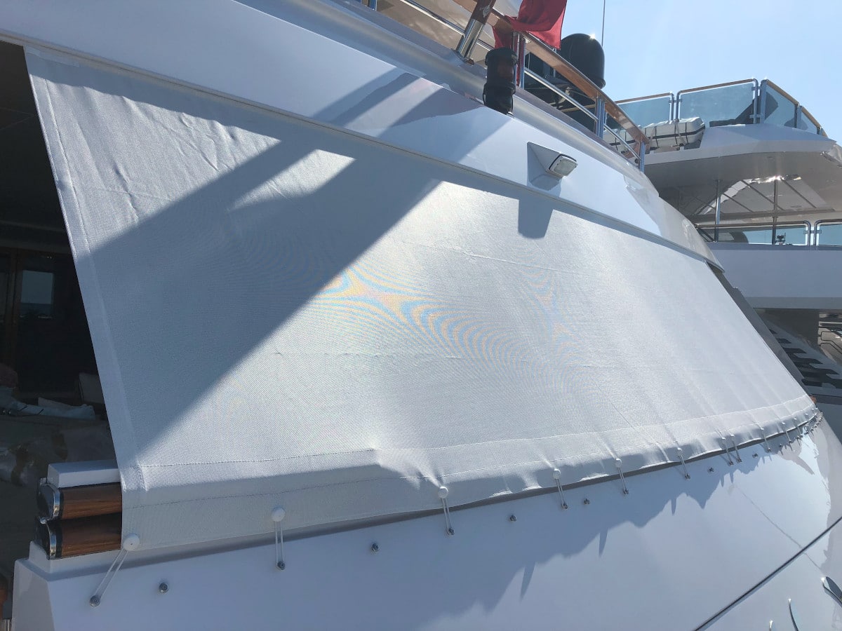 Ecran mesh sur un yacht
