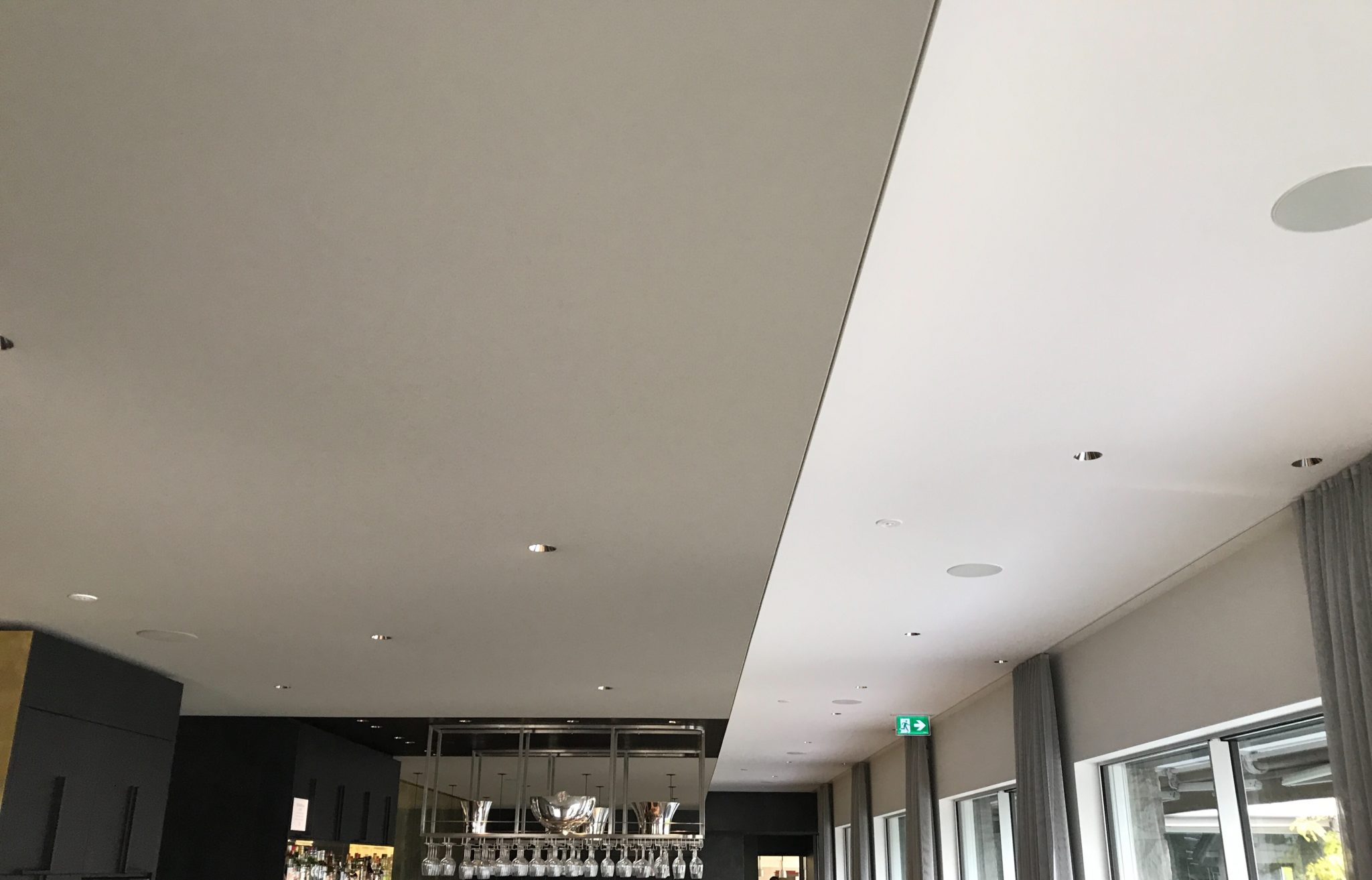 Plafond tendu acoustique restaurant bar